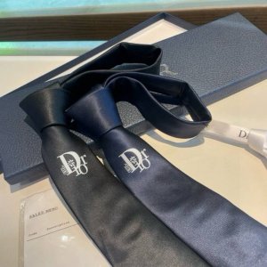 爆款到Do家新款领带 Dior男士 D家Logo系列领带 稀有展现精湛手工与时尚优雅的理想选择 这款采用Do家最经典极具标志性Logo提花制成的领带 以同色调手