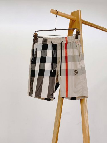 burberry 巴宝莉 时尚格纹短裤 臻选优质面料打造，贴身舒适，独特设计，进口3D数码印花技术，上身效果极佳，男女同款，两色可选 Size：M-3Xl