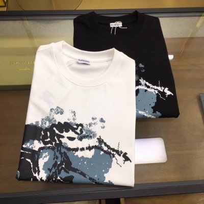新品 Burbe...Y Xs-Xl下单报身高体重 25春夏季新款短袖圆领T恤衫 材质讲究整体的设计颇具时尚感 今天推荐他家百搭经典款 胸前品牌Logo设计 采