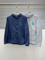 新品 巴宝莉渠道精品.2025Ss春夏新款运动服夹克防晒服外套！防晒衣经典之余增添了与时俱进的时尚感,型男靓女的最佳选择.新型轻量绢丝纤维尼龙面料,轻盈透气,绗