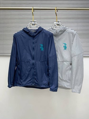 新品 巴宝莉渠道精品.2025Ss春夏新款运动服夹克防晒服外套！防晒衣经典之余增添了与时俱进的时尚感,型男靓女的最佳选择.新型轻量绢丝纤维尼龙面料,轻盈透气,绗