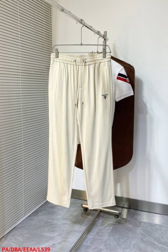 L539 pa普拉达 25春夏新品极简风拉达家小直筒精梳棉透气面料长裤，在当今快节奏的生活中，一款既舒适又不失风格的卫裤成为了许多年轻人的首选。拉达推出的这款卫