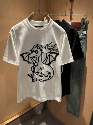 louisvuitt*路易*登 2025春夏全新系列单品上线，非常时髦前卫的一款男女同款短袖T恤，标识Logo图案刺绣工艺修饰！区别于以往的不同，宣示品牌传承多