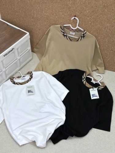 burberry 巴宝莉 战马格纹纯棉短袖T恤 25年新品 专柜官网同步在售！三色： 黑色 粉笔白 浅卡其 完全对版用料 1个月开发 从纱线到染色 百分百一致。
