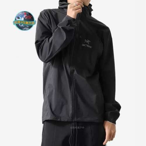始祖鸟Arcteryx Squamish防晒轻薄连帽夹克 专业防晒：Upf80+认证，阻隔95%紫外线，采用Tyono 30尼龙防风面料，轻薄耐磨且防晒效果卓越