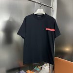 上新 纯原臻品 顶级原版复刻 普拉达 Prada 2025Ss夏季新品纯色极简短袖T恤 原版面料高版本高品质 网红明星同款 极具品牌识别度的红色撞色厚板胶装饰，