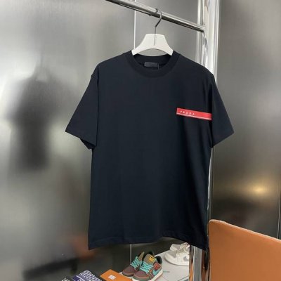 上新 纯原臻品 顶级原版复刻 普拉达 Prada 2025Ss夏季新品纯色极简短袖T恤 原版面料高版本高品质 网红明星同款 极具品牌识别度的红色撞色厚板胶装饰，
