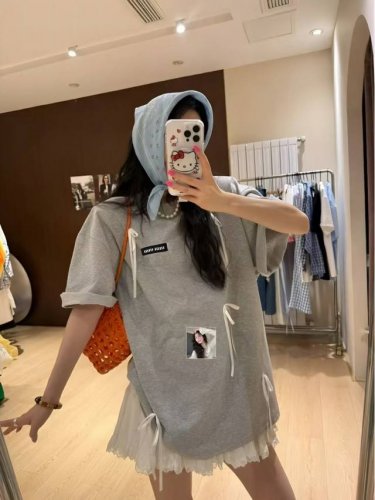 上新 缪缪家限定款蝴蝶结花带灰色短袖T恤 哦莫！Miu系乖乖女那味儿！ 独家精致立体蝴蝶结T~少女又时髦 这身也太乖了！！出门穿被追着问的可爱T 纯棉260G双