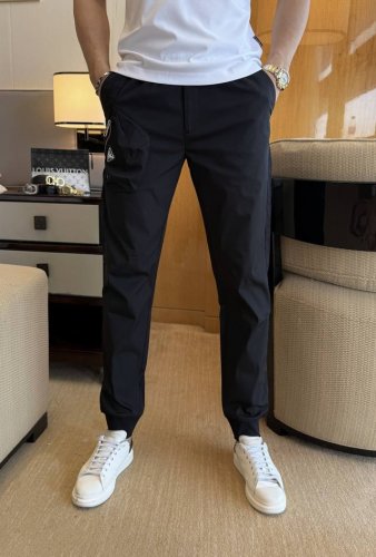 普拉达 2025Ss蛇年春夏专柜同步爆款休闲裤，本季必入百搭款式，上身极为出挑，超级百搭款 ，原版1:1复刻，三标齐全！专柜最新时尚元素设计，进口定织高品质欧棉