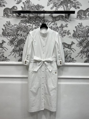 L家 25春夏新款 翻领泡泡袖衬衣连衣裙 定制的Logo五金装饰 精致又大牌 恰到好处的泡泡袖设计 上身减龄感十足 小白裙轻松穿出清纯可人的减龄少女感 本布系带