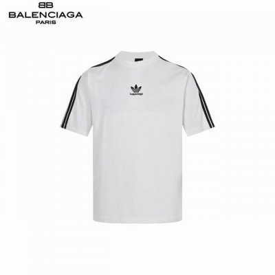 Balenciaga 巴黎世家&三叶草 三杠落肩短袖 采用32支双纱 260克重面料 进口针织针梳棉进行制作，厚度适中，有垂感又有轮廓型，上身就是一个舒适！！对