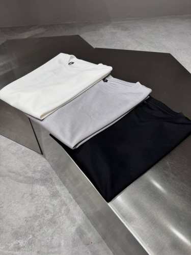 品牌：Di*R迪*奥 价格P： 颜色：黑色 白色 灰色 尺码：M-4Xl 介绍：2025春夏新款男士休闲短袖T恤。重磅级尤物单品，外商客供全棉面料，高效透气性与