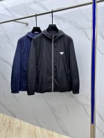 新款prada 普拉达 2025开春新款男士夹克连帽外套，原单三标齐全高端版本！高定专柜面料 透气舒适度高，细节无可挑剔，品牌元素设计理念，做工考究工艺复杂，专