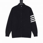 款号Y503 Thom Browne 汤姆Tb经典四条杠情侣款针织款外套 纱线精选柔软舒适 不扎人 高达1.7斤的克重 上身百搭好看 很厚重 妥妥的高品质 1: