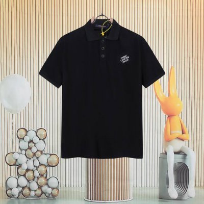 Louis Vuitton 路易威登高品质翻领polo衫 胸前经典Lv字母标语 绣花设计彰显个性 使整个线条更加流畅舒适 面料选择：专柜定制面料 选用珠地网眼布
