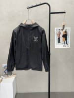P380。Louis Vuitton路易威登独家专供最新时尚春秋连帽夹克，双面穿设计。经典设计感与颜值爆棚的外套，品质更是无法挑剔品控可以直接入手，不容过错的高