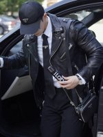 prada经典款三角牌棒球帽 吹爆这款棒球帽 经巨典啊 上头超级看好 众多帽子中明星最爱的一款 帽型非常好 很遮脸 时尚舒适，太经典了 戴一年四季不是问题 型版
