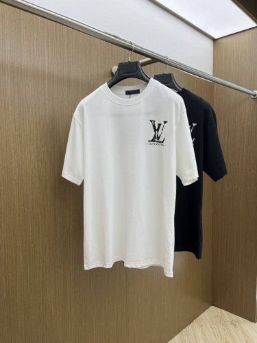 lv 独家首发 2025早春最新品，专柜同步有售，原单狠货，时尚休闲圆领短袖T恤，上身舒适！吸睛而有亮点，采用进口原版面料，顶级印花刺绣工艺字母图案Logo，简