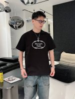 普拉达2025夏季新款短袖T恤，特色的金属贴珠工艺，个性艺术系列全网独家首发 百搭款细节处理完美240克纯棉面料十分精致 原版面料 网红明星同款高版本 高品质手