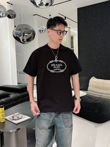 普拉达2025夏季新款短袖T恤，特色的金属贴珠工艺，个性艺术系列全网独家首发 百搭款细节处理完美240克纯棉面料十分精致 原版面料 网红明星同款高版本 高品质手