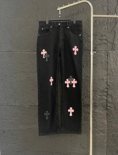 款号：X035黑粉 这款 Chrome Hearts Ch 香港城市限定系列牛仔裤，。 配色 黑粉配色，将初荷红牛仔布与粉紫牛胎皮大胆拼接，完美融合香港的活力动