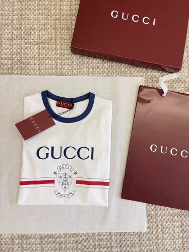guc I 25Ss新品上线 胸前字母Logo印花短袖T恤 yb一比一开发 最高版本发售 定制Yb全棉材质 丝光处理沿用活性印花工艺 实穿主义耐看又百搭 适配度