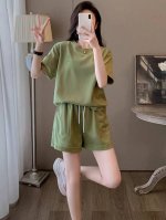码数：S-M-L-Xl 颜色：绿色 面料：棉 描述： 小圆领会把人衬得很乖巧，相映衬配色的刺绣图案装饰设计 短裤的版型是小A字型，搭配短款宽松T恤提升腰线的设计