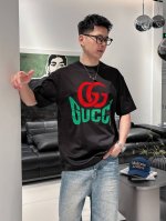 古驰 2025春夏新款首发专柜最新款短袖圆领T恤 高端订制 设计前卫时尚！品牌Logo重工艺设计 高端定制丝光云朵棉面料.手感柔软.穿着舒适.专柜级别精致车线.