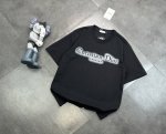 潮牌Dior迪奥直喷刺绣情侣款短袖T恤！棉质平纹针织面料、胸前光晕效果标志、胶浆材质、罗纹圆领、全套辅料配备，采用26S双纱精棉平纹，260G；搭配32双双纱螺