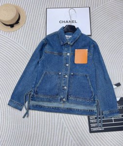 loewe皮标牛仔外套 全棉牛仔酵素洗水 面料很柔软 皮标设计复古时髦 超级显瘦显高减龄 小个子也轻松驾驭～上身超级遮肉显瘦，超拉腿部比例，巨好搭配的一系列单品