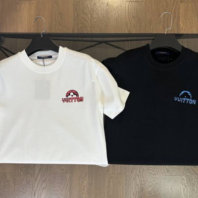 Lv 路易威登2025春夏季植绒立体刺绣Logo短袖T恤 胸前采用植绒图案刺绣Logo设计，后背品牌Logo字母标识，高版本打造，大刺绣设计，前后呼应，面料采用