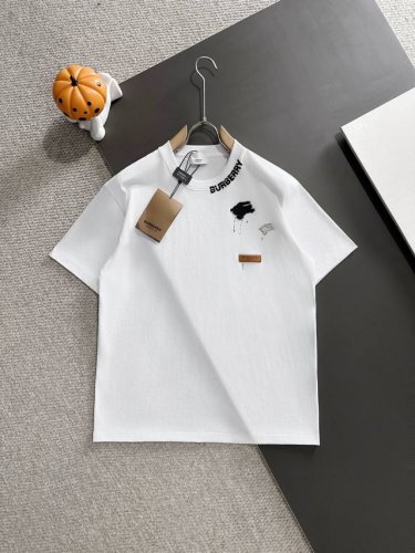 burberry巴宝莉* 2025春夏款上新 原高版本 巴宝莉 面料采用280克高密度纯棉 不变形 不缩水 工艺介绍：双线走位 前幅采用重工Logo章仔点缀＋领