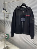 prad 25Ss新品男士连帽风衣夹克，品相完美，每一季的王牌级爆款担当，俨然属于经典招牌教科书般存在！极具p家美学基调的一款夹克外套，以面料和品质为主导，延续