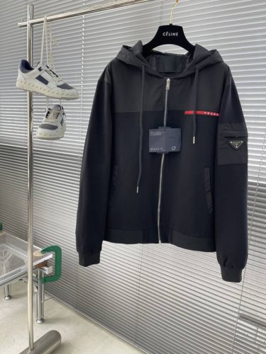prad 25Ss新品男士连帽风衣夹克，品相完美，每一季的王牌级爆款担当，俨然属于经典招牌教科书般存在！极具p家美学基调的一款夹克外套，以面料和品质为主导，延续