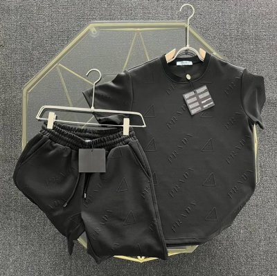 高品质套装 prada 普拉达凹凸提花套装， 独家新品，定制提花工艺，整件套装满印品标Logo字母，很显质感！辨识度很高，裤子做了抽绳的设计，方便调节，内里本布