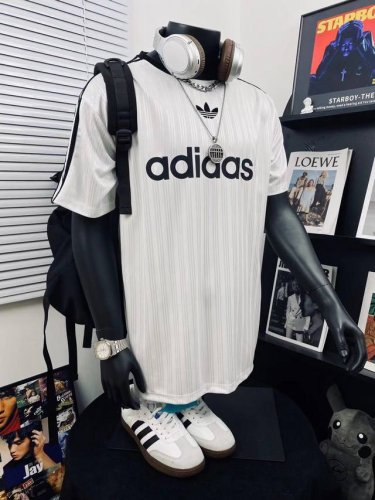 adidas阿迪达斯三叶草条纹短袖男女同款搭配情侣更赞哦 高级穿搭 高品质官网发售款 超级推荐 超人气单品 Ins小红书热门爆款 超级立体 版型延品续牌的历史