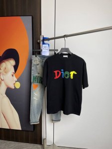 Dior2025夏季新品短袖T恤 原版刺绣印花.三标齐 简约百搭款 纯棉面料.穿着透气舒适 黑白两色 微阔版型.男女同款 码数 M-Xxl M码可以穿到140斤