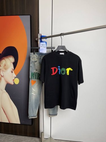 Dior2025夏季新品短袖T恤 原版刺绣印花.三标齐 简约百搭款 纯棉面料.穿着透气舒适 黑白两色 微阔版型.男女同款 码数 M-Xxl M码可以穿到140斤