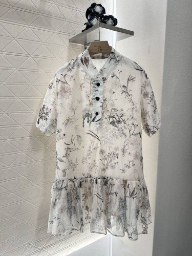 dio*2025新品上架 压褶短袖连衣裙 定制Yb进口丝棉材质 质感光泽 垂顺有型 压褶连衣裙剪裁 通体满印花叶等自然元素 配色清淡颇具新中式风格 同时呼应炎炎