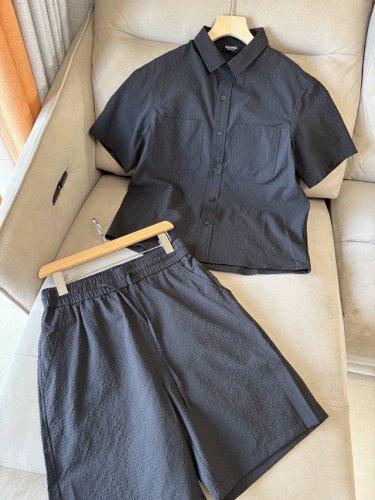 衣服 短裤 2025春夏新款来袭 这家品质控推荐 这款男士衬衫套装饰有像素格效果标识印花 非常适合夏天穿着 有序格纹的设计 休闲居家旅游必选 微阔的剪裁 客供定