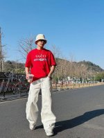 25Ss Gucci蛇年限定新款圆领短袖T恤 选用330克双纱平织棉面料打造 热转印工艺 螺纹针织领口 男女同款 码数 S-2Xl 颜色 黑 红两色 尺码表 s