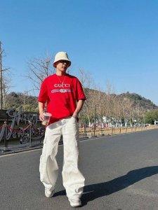 25Ss Gucci蛇年限定新款圆领短袖T恤 选用330克双纱平织棉面料打造 热转印工艺 螺纹针织领口 男女同款 码数 S-2Xl 颜色 黑 红两色 尺码表 s