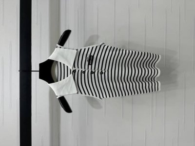 上新原单高端品质 Miumi*2025春夏最新系列！撞色条纹翻领针织背心！定制羊毛纱线织造 质感高级舒适 翻领针织背心剪裁 前襟纽扣半开襟随心调节 大身黑白细条