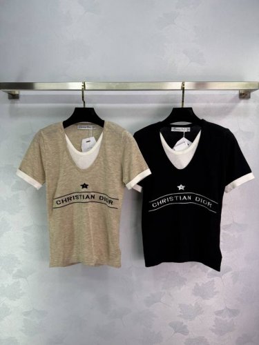 dio*经典针织短袖 黑色米色两色可选，时尚百搭，适合搭配裙装裤装，展现优雅气质。2色3码Sml 。T226B