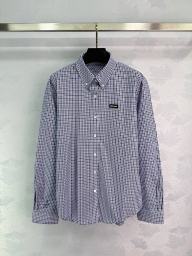 miu*蓝色格子衬衫，经典Logo设计，时尚百搭。长袖设计，舒适耐穿。适合男士，女士同款哦～1色3码Sml 。T226B