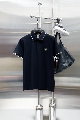 普拉达 高端货商务 白领 单位人士必入单品 休闲商务翻领短袖 科技面料 体感非常棒 手感顺滑质感很棒 弹性好 无任何束缚感 面料自带透气网孔 吸湿排汗 速干保持