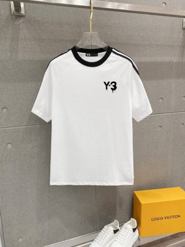 Y3 25官网同步发售 欧美流行趋势 洗水分层工艺 洗水纯棉面料 织带肩部拼接 提升档次 柔软舒适细腻 大幅印花 提升档次 宽松版型更显气质。M-2Xl 下单提