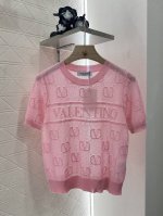 Valentin*2025新品上架 微透提花针织短袖 定制Yb丝棉纱线织造 质感冰爽透气 针织短袖上衣剪裁 通体利用细密钩针肌理交织 勾勒出完整与缩略字母花纹图