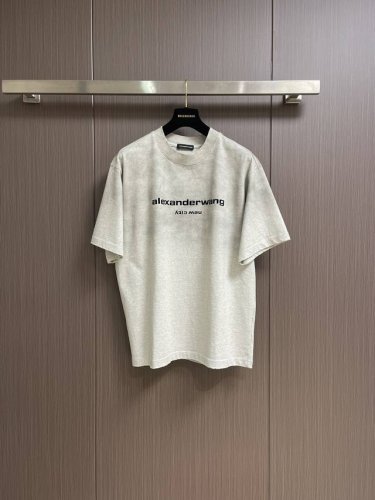 alexander Wang 经典款渐变发泡字母Logo印花重工水洗短袖T恤，面料采用纯棉32支双纱平纹，经洗水 缩水达 克重，工艺厚板立体字母 推荐款噢！手感