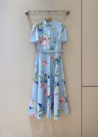 Leo Li*N新品连衣裙推荐 浅天蓝色连衣裙，满印缤纷花卉。 立领+泡泡短袖设计复古又可爱。2侧设有口袋，纯棉质地舒适透气，且搭配同色系腰带勾勒纤细腰肢。裙摆